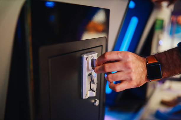 插入硬币图片下载