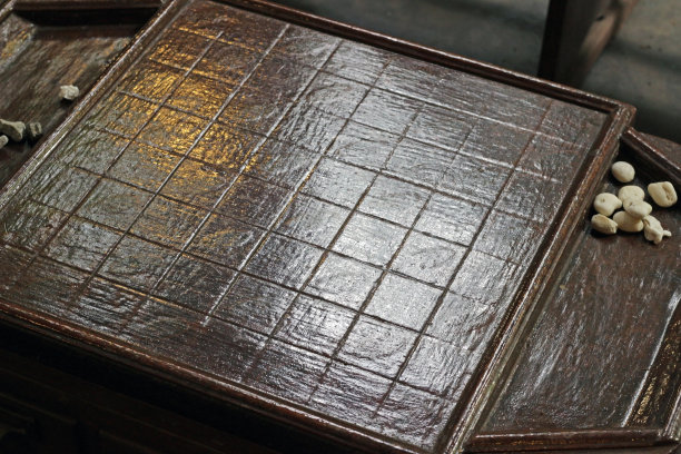 象棋或西洋跳棋的老橡木空白棋盘图片下载