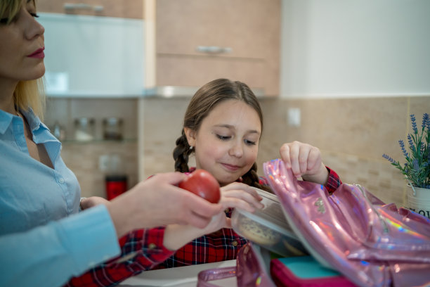 妈妈和她的女儿在为学校准备午餐图片下载