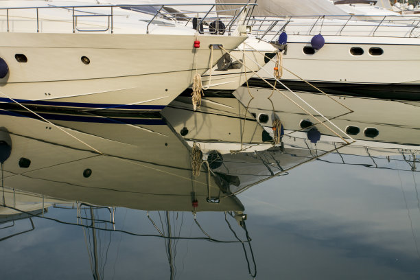 并排的豪华游艇图片下载