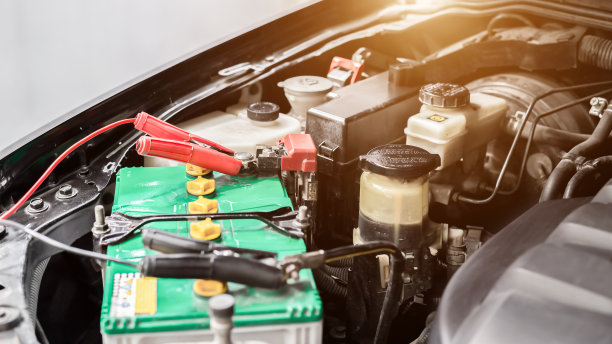 通过跨接电缆为汽车电池充电。图片下载