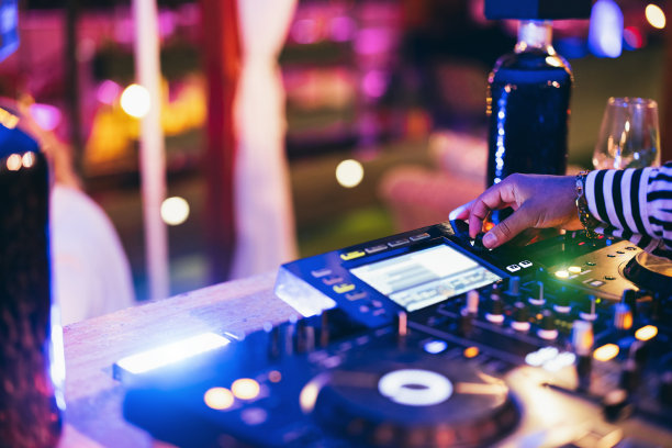 黑人Dj在户外的鸡尾酒吧里演奏音乐，专注于右手图片下载