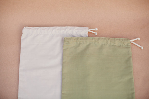 米色和绿色袋子的水果和蔬菜在纸的背景。24、零浪费理念，保护生态环境图片下载