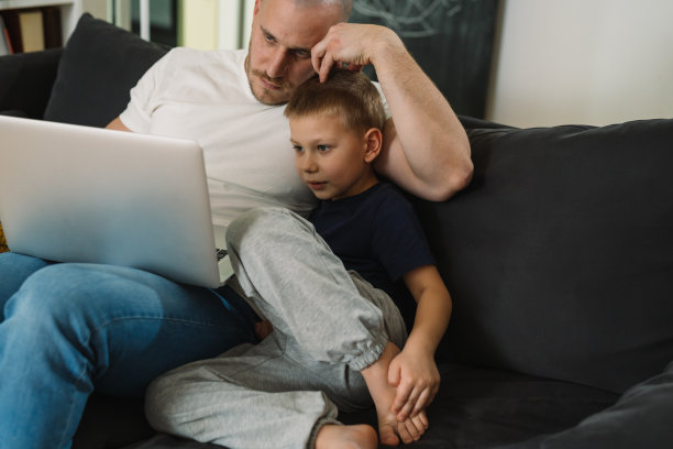父亲和儿子在家里图片下载