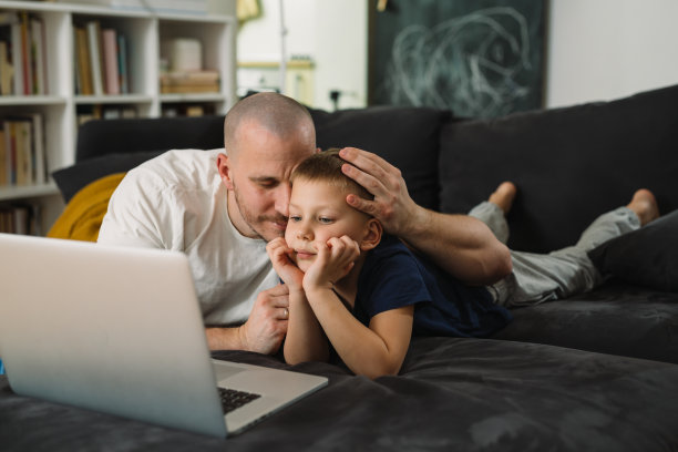 父亲和儿子在家里图片下载