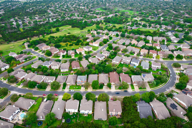 完美的郊区绿树和现代景观图片下载