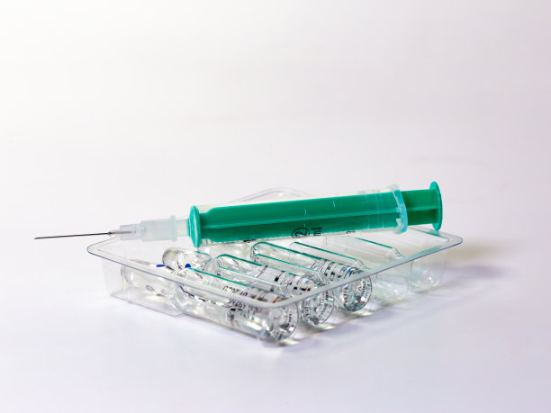 白色背景上有注射器和安瓿瓶图片下载