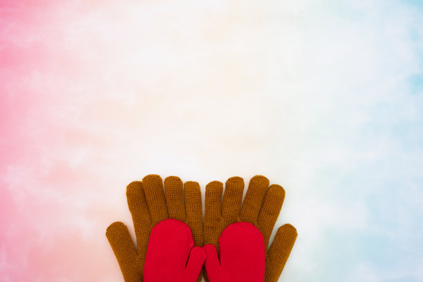 底部以彩色背景代表爸爸牵着孩子的手的家庭场景图片下载