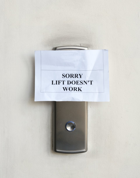 电梯召唤按钮上的铭文，对不起，电梯不工作。图片下载