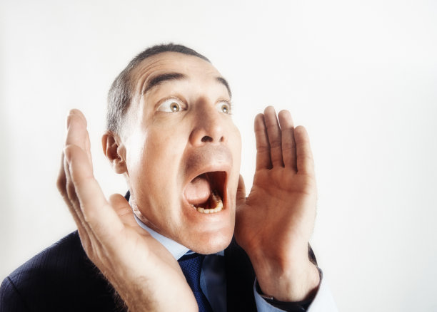 一位穿着西装的商人举起双手，惊恐地尖叫起来图片下载