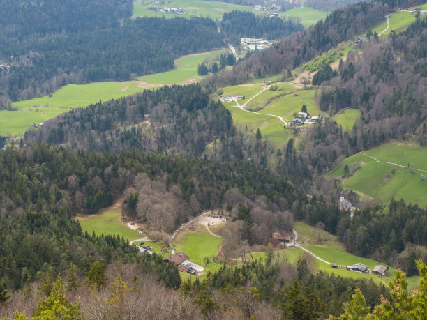在多风多云的天气和阳光下，瓦茨曼拍摄的贝希特斯加登山脉全景图。图片下载