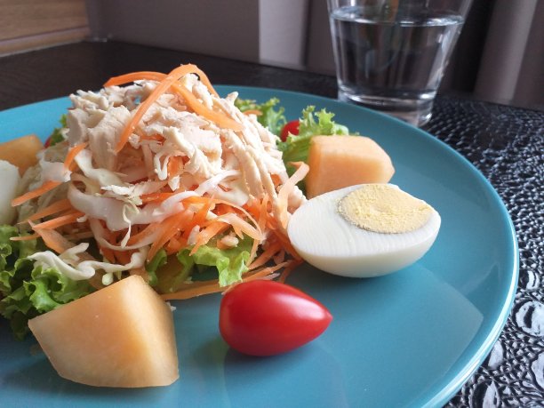 蓝色盘子里的什锦沙拉图片下载