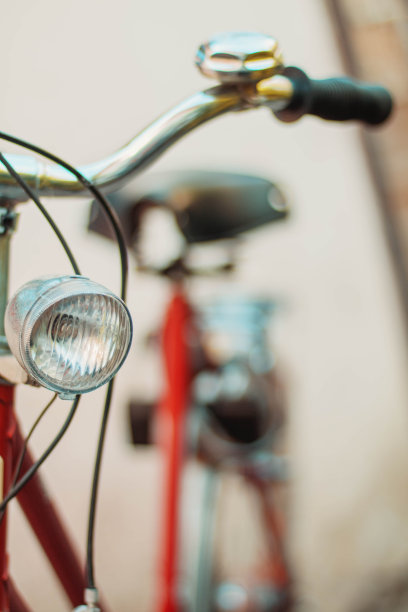 旧自行车在早上在早上的股票照片图片下载