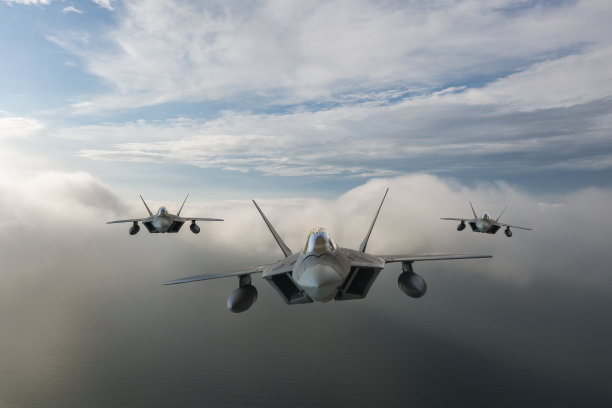 喷气式战斗机飞过云层。图片下载