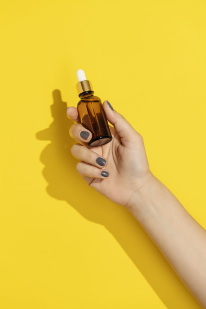 手持滴油瓶图片下载