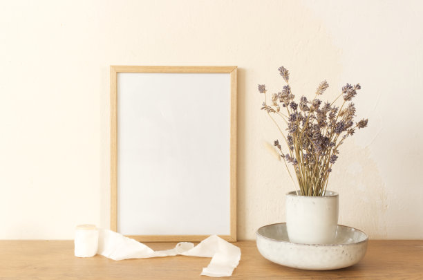 厨房内部的特写。白砖墙，地铁瓷砖，木桌。肖像空木框模型与现代花瓶与薰衣草。现代北欧设计。图片下载