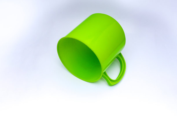 绿色塑料杯孤立在白色背景图片下载