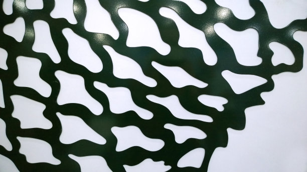 样品部分的激光切割薄的黑色板材在白色背景。质量新技术创新理念。工业的发展。3 d印刷部分。抽象的结构模式。嗨科技。图片下载