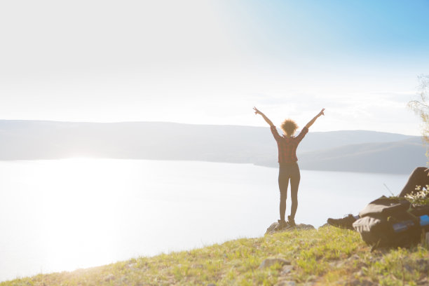 美丽的女孩在山里旅行图片下载