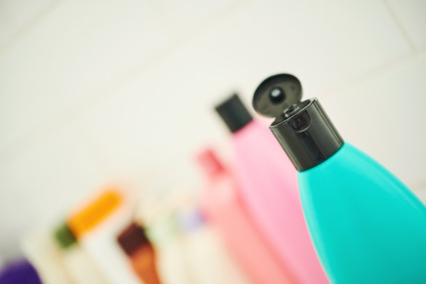 在明亮的现代浴室收集个人护理产品图片下载