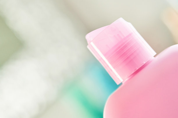 特写镜头的一个开放的盖子的一个塑料瓶在一个浴室设置图片下载