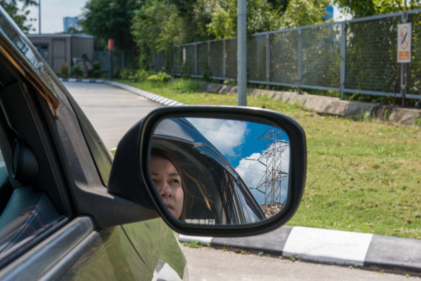 电力线交叉的输电塔图片下载