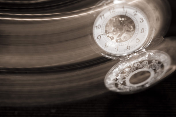 怀表在链上摆动，运动轨迹模糊图片下载