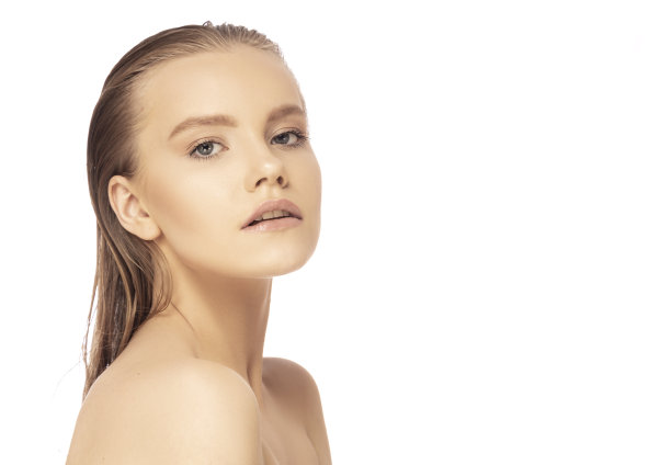 侧面的化妆女人与干净的皮肤前面的高亮的白色背景。图片下载