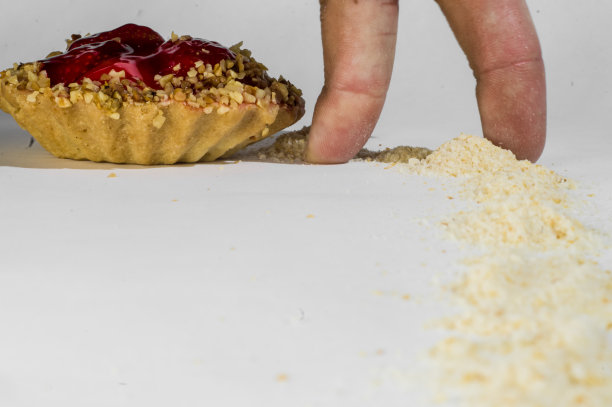 草莓派，用手抓着图片下载