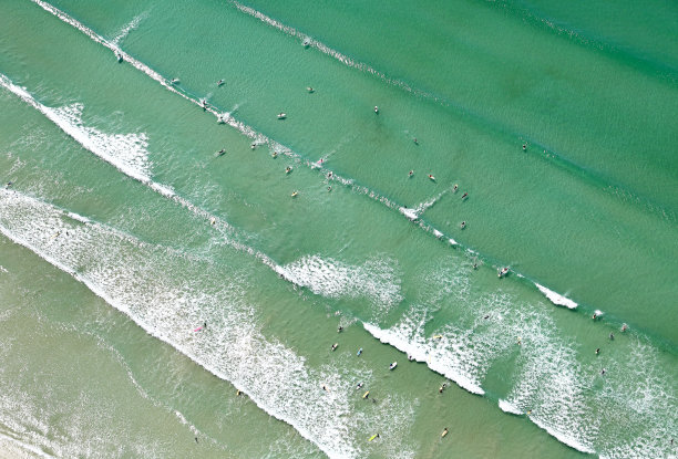 鸟瞰图冲浪者在Muizenberg海滩，西开普，南非图片下载