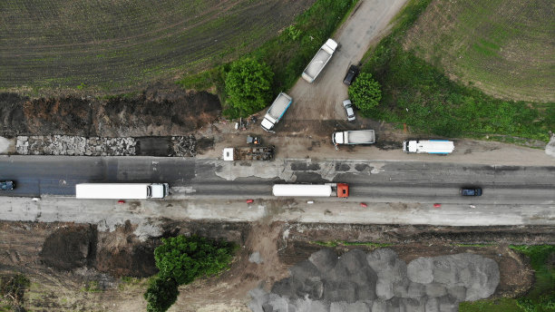 天线。城际公路修复。俯视图从无人机。图片下载