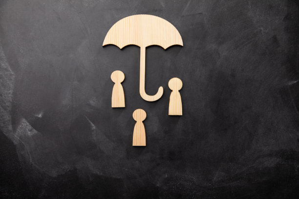 木制的人撑着伞图片下载