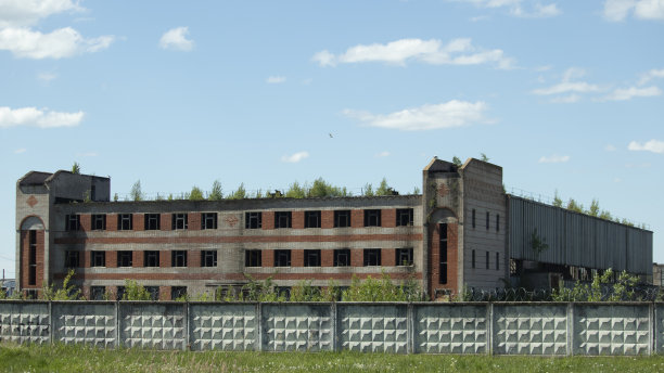 废弃破旧的工业厂房，在一个阳光明媚的日子里图片下载