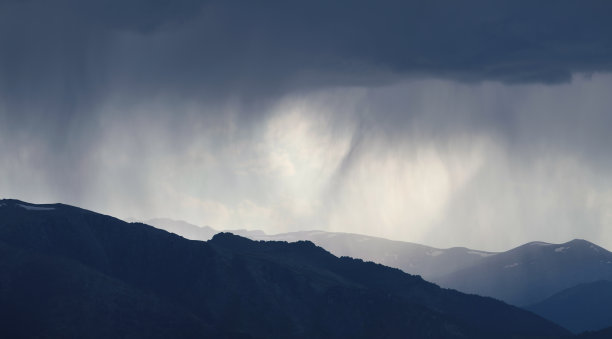 山上正在下雨，天气不好图片下载