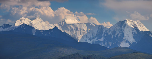 别鲁卡山是阿勒泰的最高点。傍晚的雪峰全景。图片下载