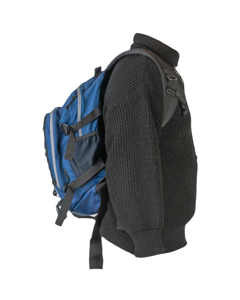 背包穿着针织毛衣孤立在白色的背景。图片下载