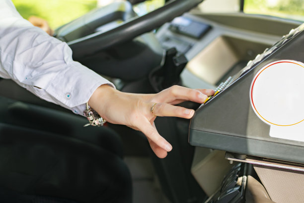 总线司机的手在总线POS中使用的详细信息。图片下载