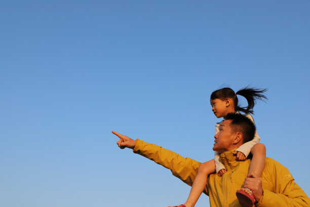 亚裔父亲和他的女儿图片下载