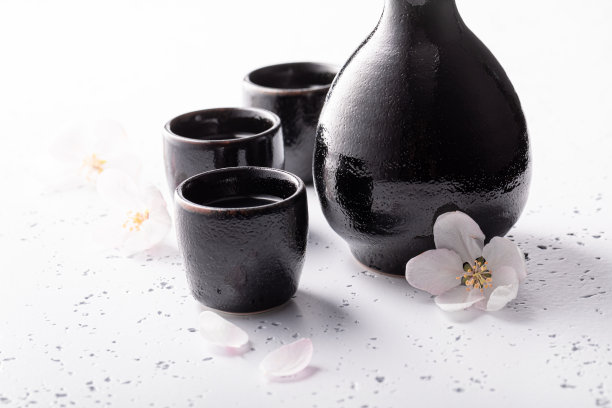日本清酒黑色陶瓷。传统的清酒是用陶瓷供奉的。图片下载