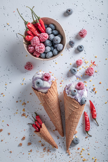 有浆果和辣椒的甜冰淇淋。独特的冰淇淋。图片下载
