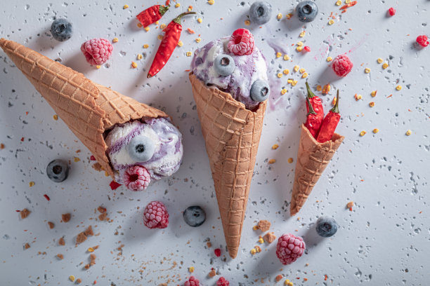 新鲜的冰淇淋加浆果和辣椒。奇怪的冰淇淋。图片下载
