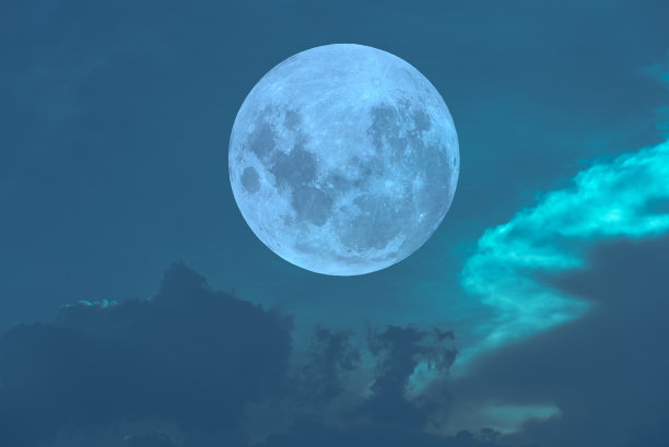 蓝蓝的天空上有云，满月。图片下载