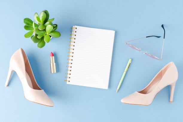 空笔记本和高跟鞋。时尚的概念图片下载