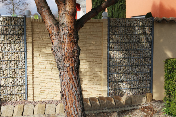 一个石笼的近景，作为一个现代和高质量的视觉保护和住宅的财产边界图片下载