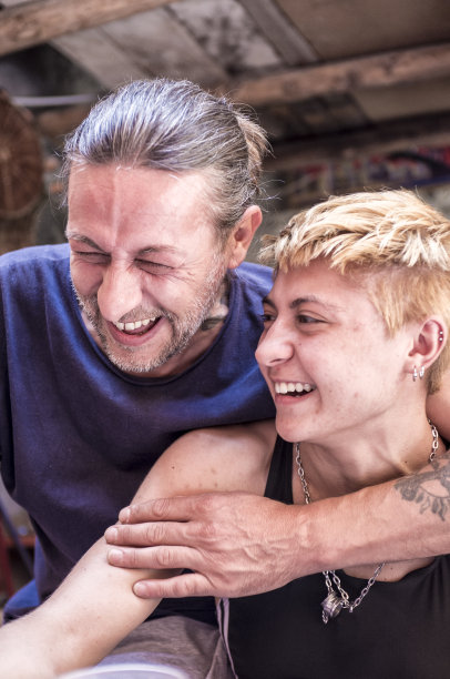 爸爸和女儿一起开怀大笑图片下载