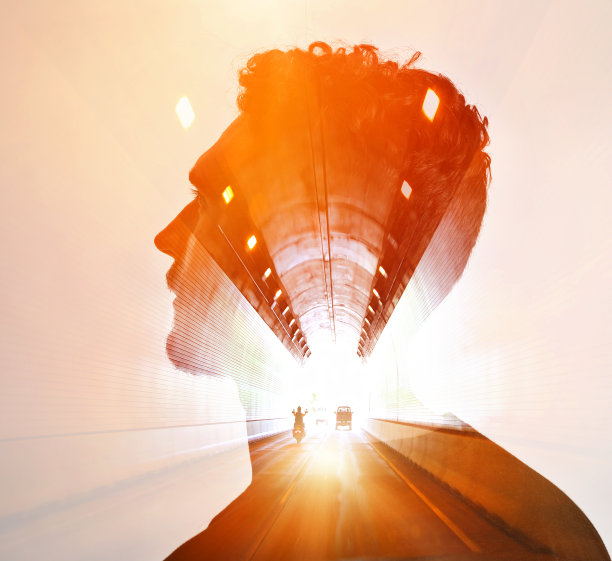 年轻人和高速公路的多重曝光图片下载