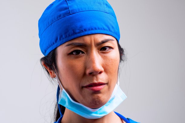 严肃的亚洲中年医护人员看着摄像机图片下载