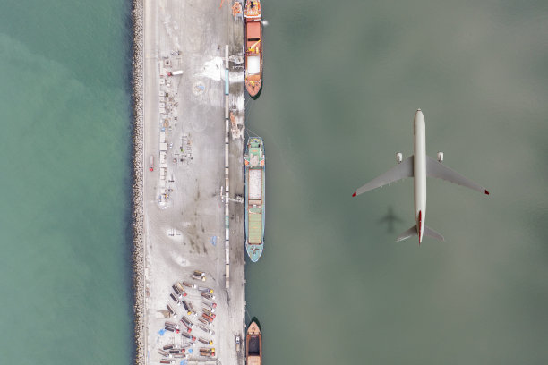 货机在货轮上空飞行。图片下载