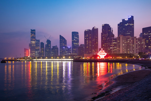 中国青岛城市的夜晚图片下载