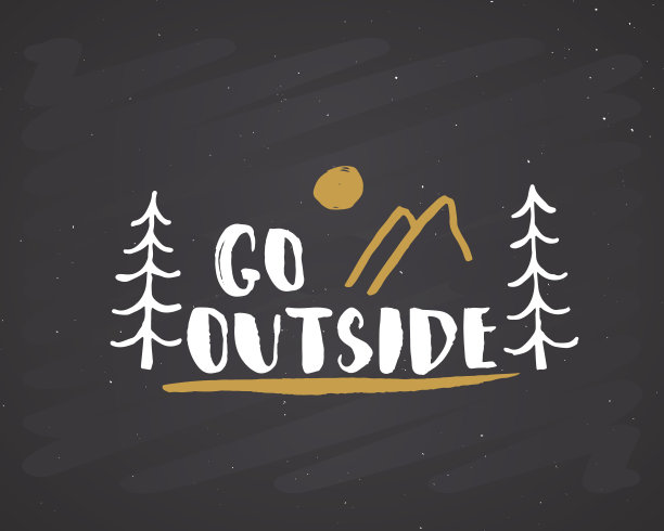 去外面的字母手写标志，手绘垃圾书法文字，户外徒步探险和山探索，矢量插图的黑板背景图片下载